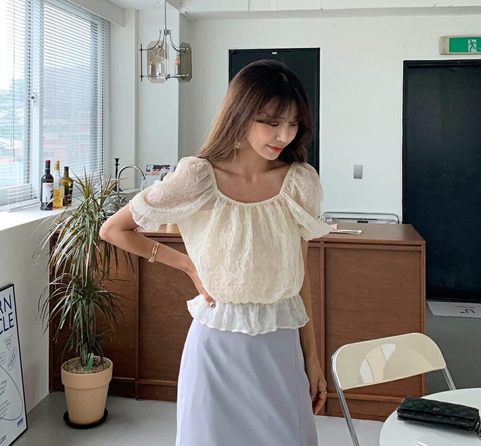 スクエアシアーリンクルブラウス・全3色・t64244 レディース 【bl】 韓国 ファッション トップス ブラウス スクエアネック ハーフスリーブ 半袖 パフスリーブ ボリューム袖 フレアヘム Aライン ペプラム 無地 リンクル シースルー 透け感 透ける カジュアル 夏