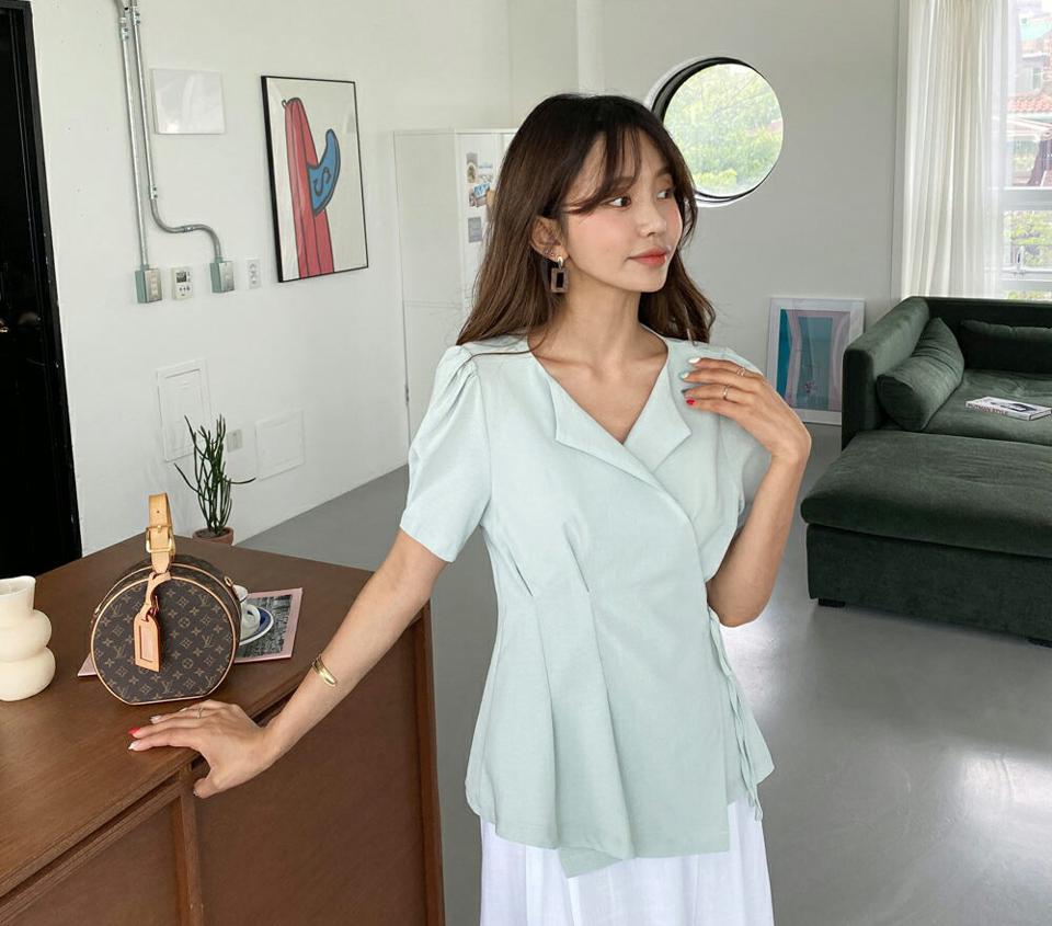 ラップタックブラウス・全3色・t64246 レディース 【bl】 韓国 ファッション トップス ブラウス カラー 襟 ハーフスリーブ 半袖 パフスリーブ ボリューム袖 フレアヘム Aライン ペプラム 無地 カシュクール ラップブラウス カジュアル 夏