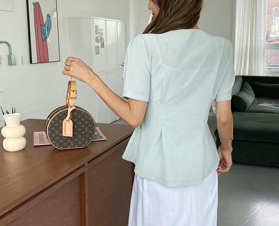 ラップタックブラウス・全3色・t64246 レディース 【bl】 韓国 ファッション トップス ブラウス カラー 襟 ハーフスリーブ 半袖 パフスリーブ ボリューム袖 フレアヘム Aライン ペプラム 無地 カシュクール ラップブラウス カジュアル 夏