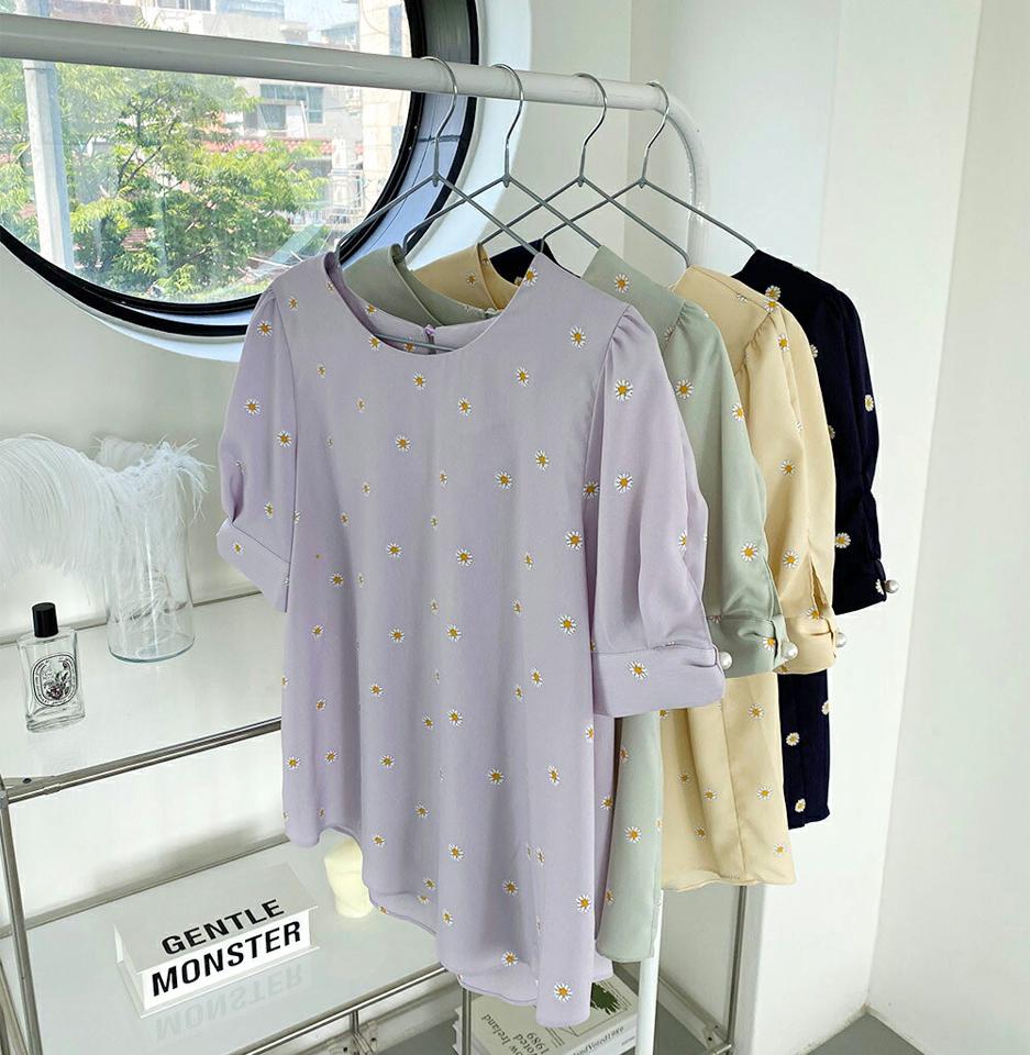 花柄パフブラウス・全4色・t64245 レディース 【bl】 韓国 ファッション トップス ブラウス ラウンドネック 半袖 ハーフスリーブ 五分袖 5分袖 パフスリーブ パターン 柄 デイジー 雛菊 カジュアル 夏