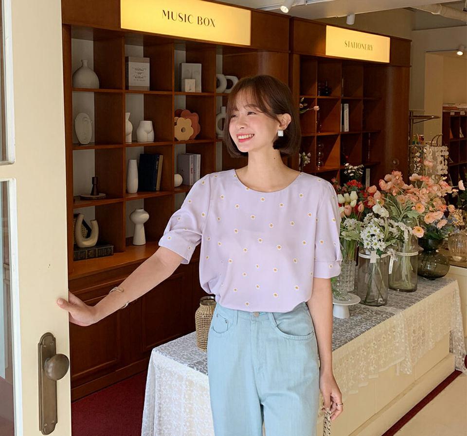 花柄パフブラウス・全4色・t64245 レディース 【bl】 韓国 ファッション トップス ブラウス ラウンドネック 半袖 ハーフスリーブ 五分袖 5分袖 パフスリーブ パターン 柄 デイジー 雛菊 カジュアル 夏