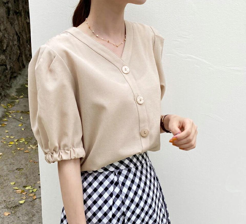 Vネックボタンブラウス・全3色・b69293 レディース 【bl】トップス ブラウス 半袖 ハーフスリーブ Vネック 単色 シンプル ステッチ ノーカラー パフ袖 パフスリーブ 春 夏 韓国 ファッション ハイホリHIHOLLI