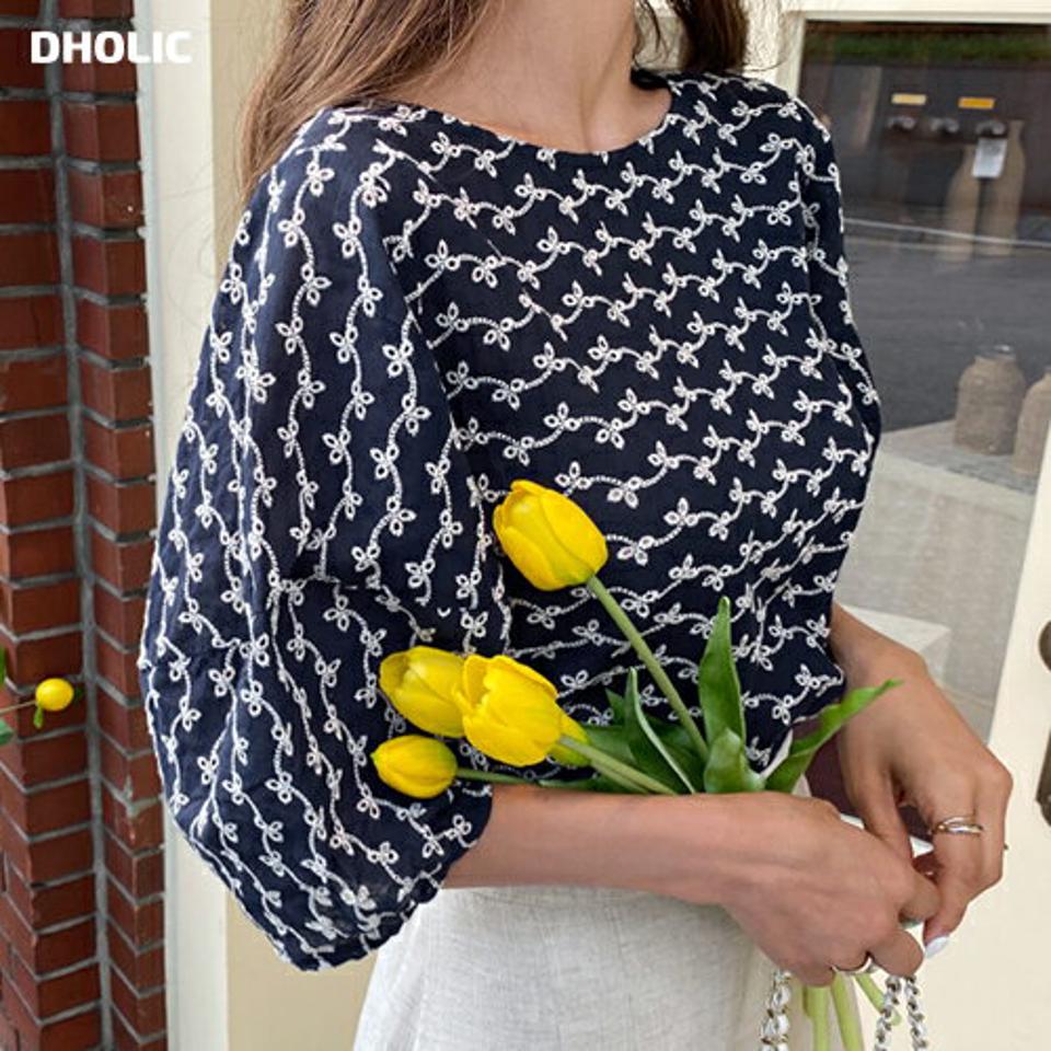 アイレットレースパフブラウス・全2色・b64212 レディース 【bl】 韓国 ファッション トップス ブラウス ラウンドネック 半袖 ハーフスリーブ 五分袖 5分袖 パフスリーブ パンチングブラウス 刺繍 体型カバー きれいめ カジュアル 夏