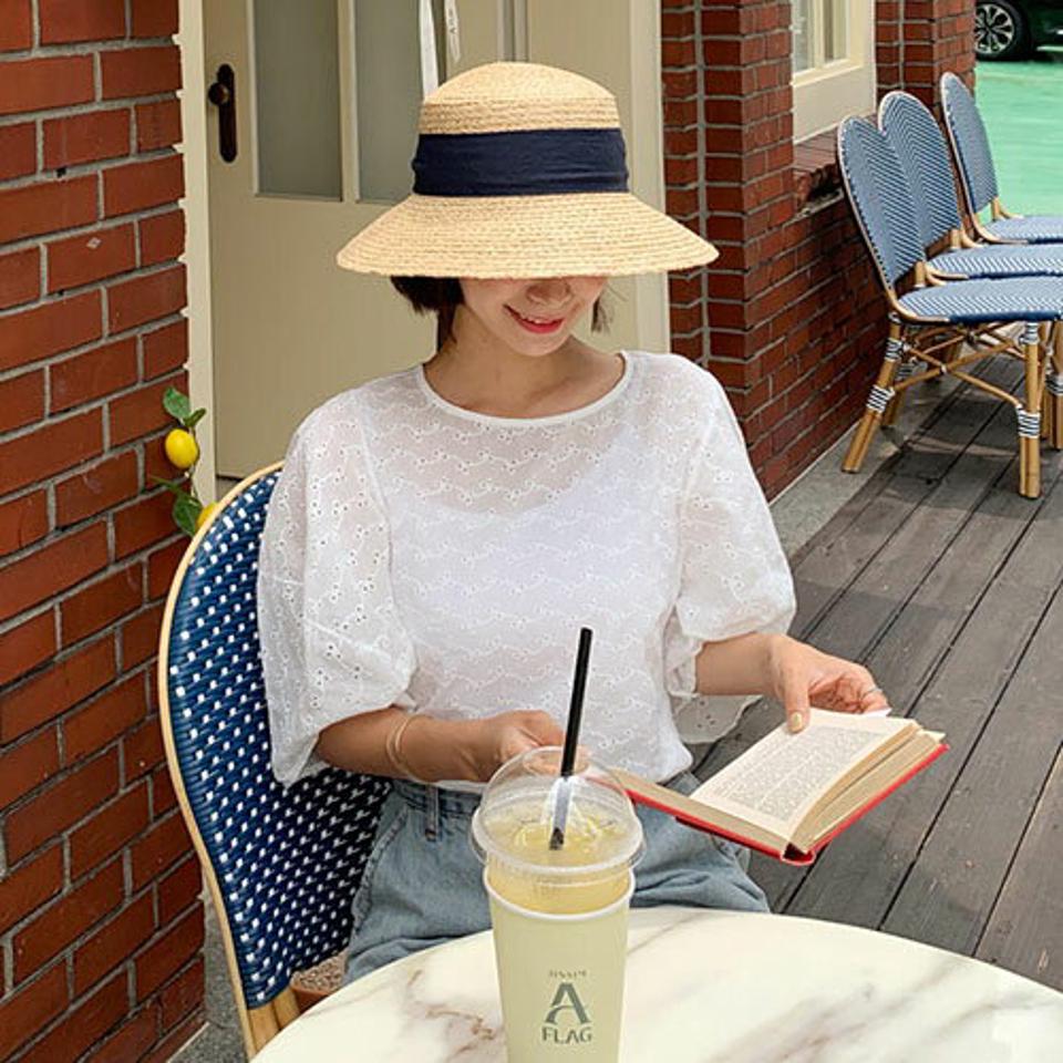 アイレットレースパフブラウス・全2色・b64212 レディース 【bl】 韓国 ファッション トップス ブラウス ラウンドネック 半袖 ハーフスリーブ 五分袖 5分袖 パフスリーブ パンチングブラウス 刺繍 体型カバー きれいめ カジュアル 夏