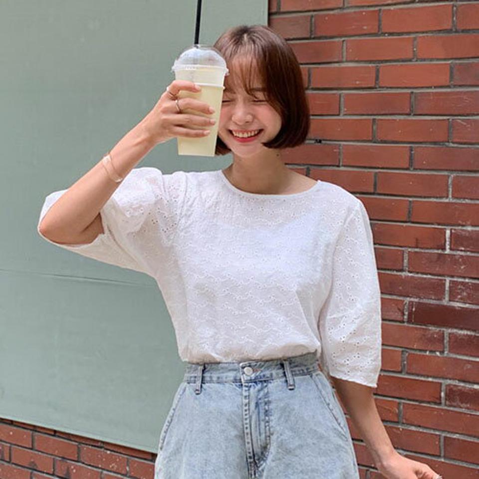 アイレットレースパフブラウス・全2色・b64212 レディース 【bl】 韓国 ファッション トップス ブラウス ラウンドネック 半袖 ハーフスリーブ 五分袖 5分袖 パフスリーブ パンチングブラウス 刺繍 体型カバー きれいめ カジュアル 夏
