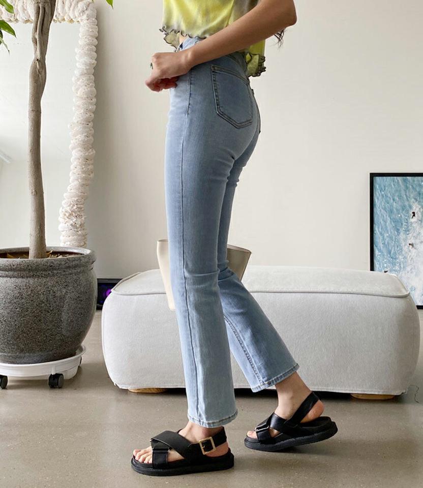 ライトブルーフレアデニムパンツ・全1色・t00261 レディース 【pt】韓国 ファッション ボトムス パンツ ロング ロングパンツ デニム カジュアル フレア スリム 細身 体型カーバー 10分丈 十分丈 フィット 春 夏 NIJU