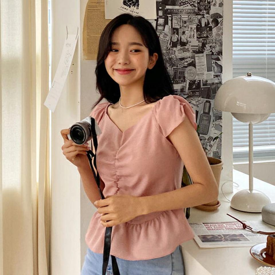 フリルギャザーブラウス・全3色・t64431 レディース 【bl】 韓国 ファッション トップス ブラウス Vネック デコルテ 半袖 ショートスリーブ フレンチスリーブ キャップスリーブ ペプラム フレアヘム 無地 カジュアル 夏 NIJU