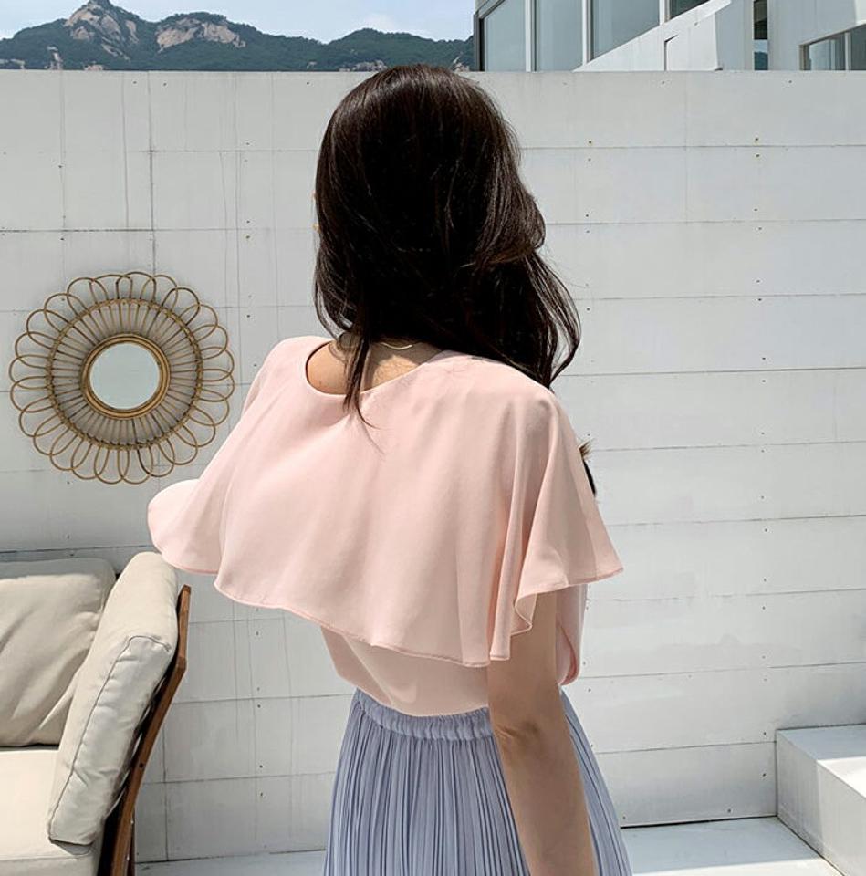 ケープボタンブラウス・全3色・t00090 レディース 【bl】トップス ブラウス 半袖 ケープ 単色 無地 シンプル 上品 フェミニン 大人 オフィスカジュアル シフォン きれいめ 春 夏 韓国 ファッション ハイホリHIHOLLI