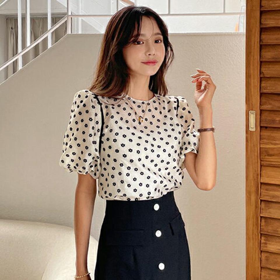 花柄パフブラウス・全1色・b57726 レディース 【bl】トップス ブラウス 半袖 パフ袖 パフスリーブ 花柄 モダン レトロ モノトーン 可愛い かわいい 春 夏 韓国 ファッション