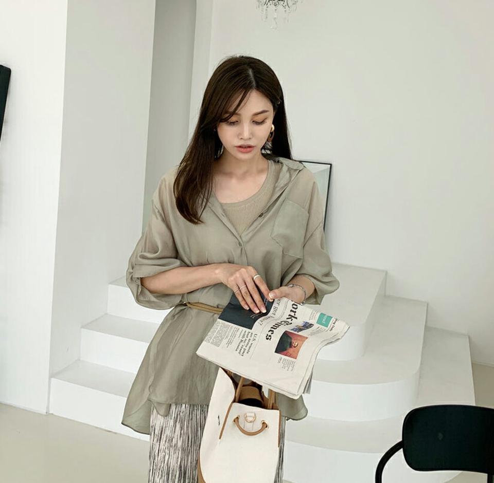 シアーツイストスリーブブラウス・全3色・t69336 レディース 【bl】トップス ブラウス 半端丈 半袖 ハーフスリーブ 透け感 シアー シースルー ツイスト 大人 シンプル カジュアル シャツブラウス バックシャン 春 夏 韓国 ファッション ハイホリHIHOLLI