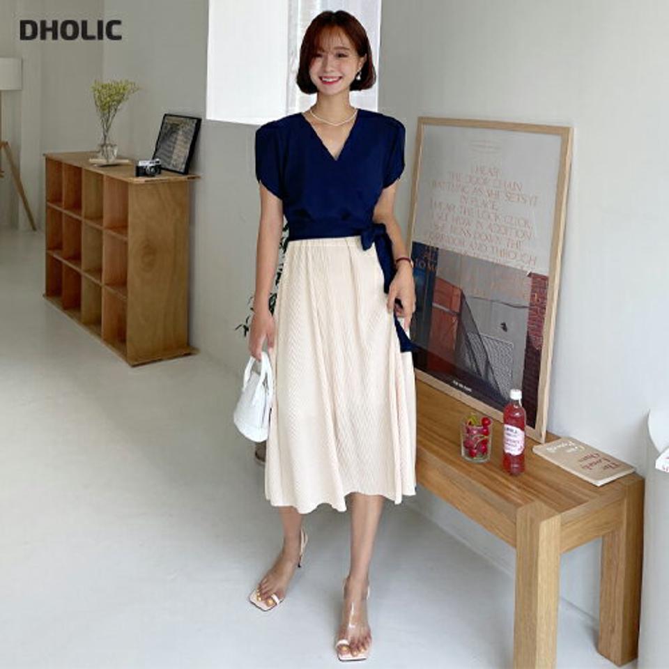 配色プリーツワンピース・全2色・t62459 レディース 【ops】韓国 ファッション ワンピース ロング ロングワンピース 半袖 プリーツ フレア チューリップ パフスリーブ カシュクール Vネック ストラップ 配色 体型カバー 夏 春