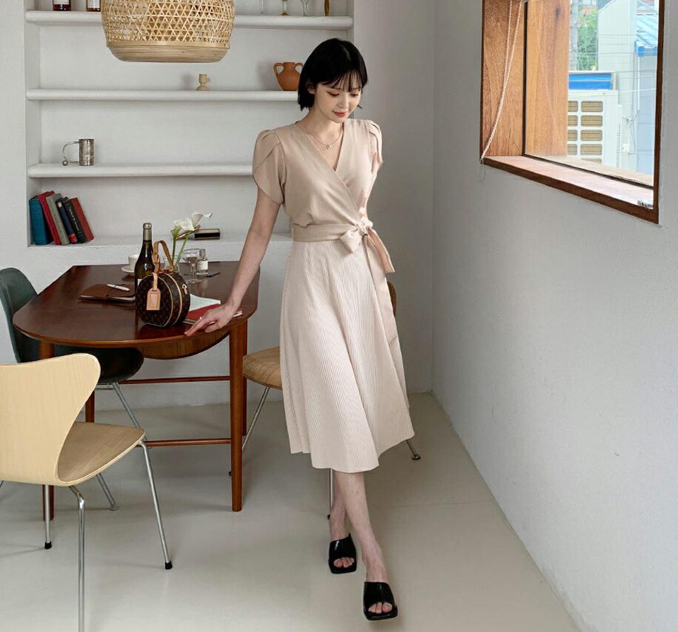 配色プリーツワンピース・全2色・t62459 レディース 【ops】韓国 ファッション ワンピース ロング ロングワンピース 半袖 プリーツ フレア チューリップ パフスリーブ カシュクール Vネック ストラップ 配色 体型カバー 夏 春