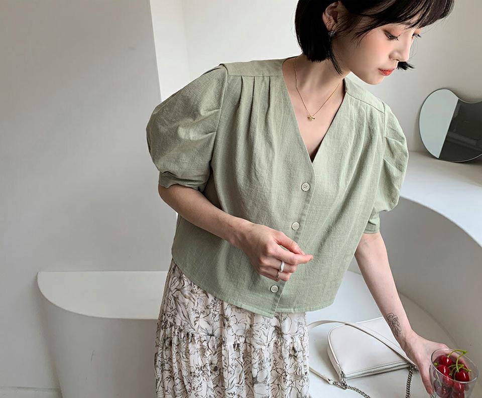 パフVネックブラウス・全3色・t62480 レディース 【bl】韓国 ファッション トップス ブラウス 半袖 大人 デコルテ フェミニン パフスリーブ ノーカラー Vネック クロップド丈 カジュアル 無地 夏 春