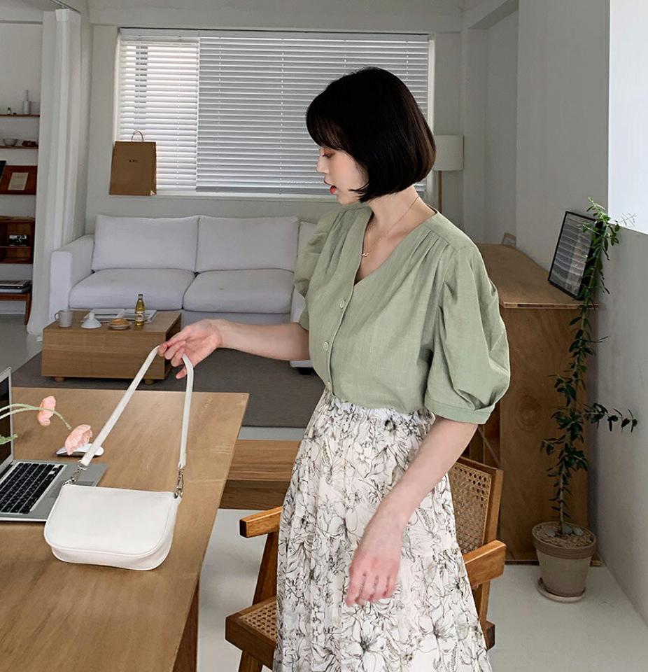 パフVネックブラウス・全3色・t62480 レディース 【bl】韓国 ファッション トップス ブラウス 半袖 大人 デコルテ フェミニン パフスリーブ ノーカラー Vネック クロップド丈 カジュアル 無地 夏 春