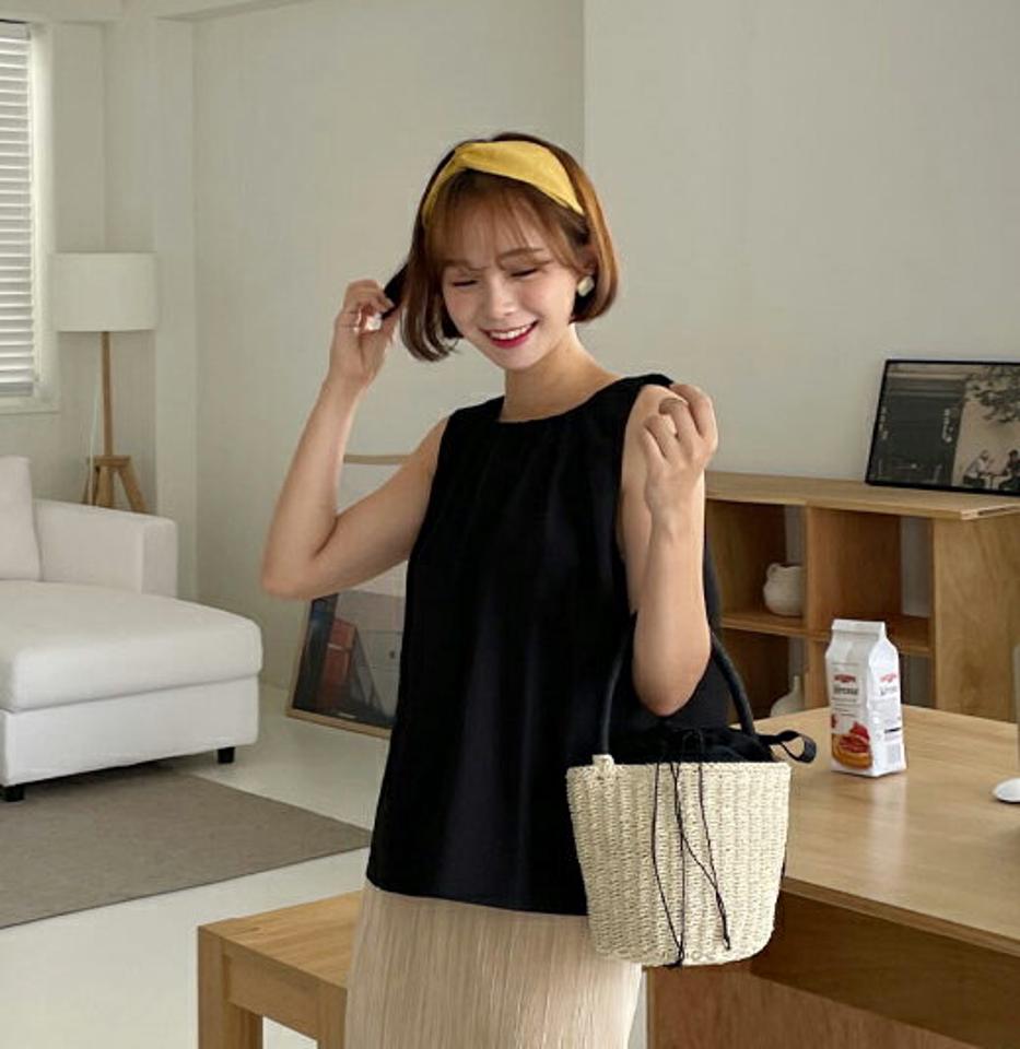 ギャザースリーブレス・全3色・t62464 レディース 【bl】韓国 ファッション トップス ブラウス 半袖 大人 デコルテ フェミニン ギャザー ラウンドネック スリーブレス ノースリーブ カジュアル 無地 夏 春