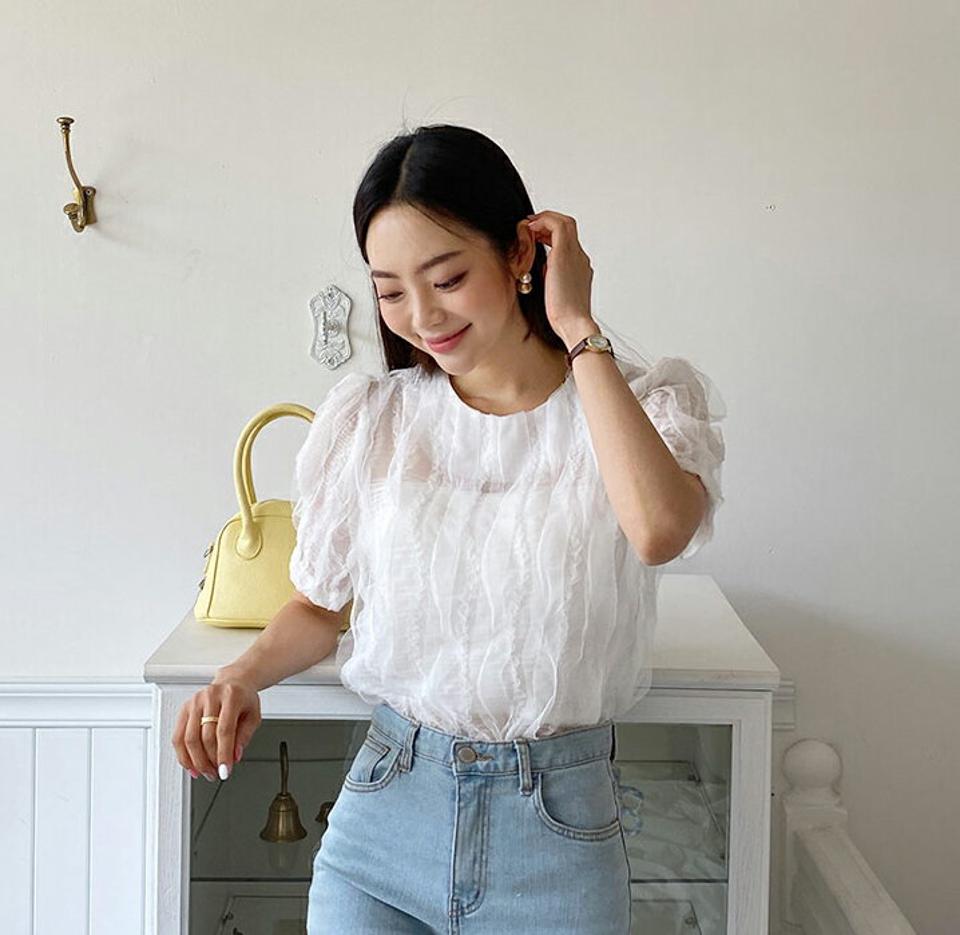 ウェーブフリルブラウス・全2色・b65436 レディース 【bl】韓国 ファッション トップス ブラウス 半袖 大人 ボタン ラウンドネック ウェーブ フリル スリット カジュアル フェミニン 夏 春