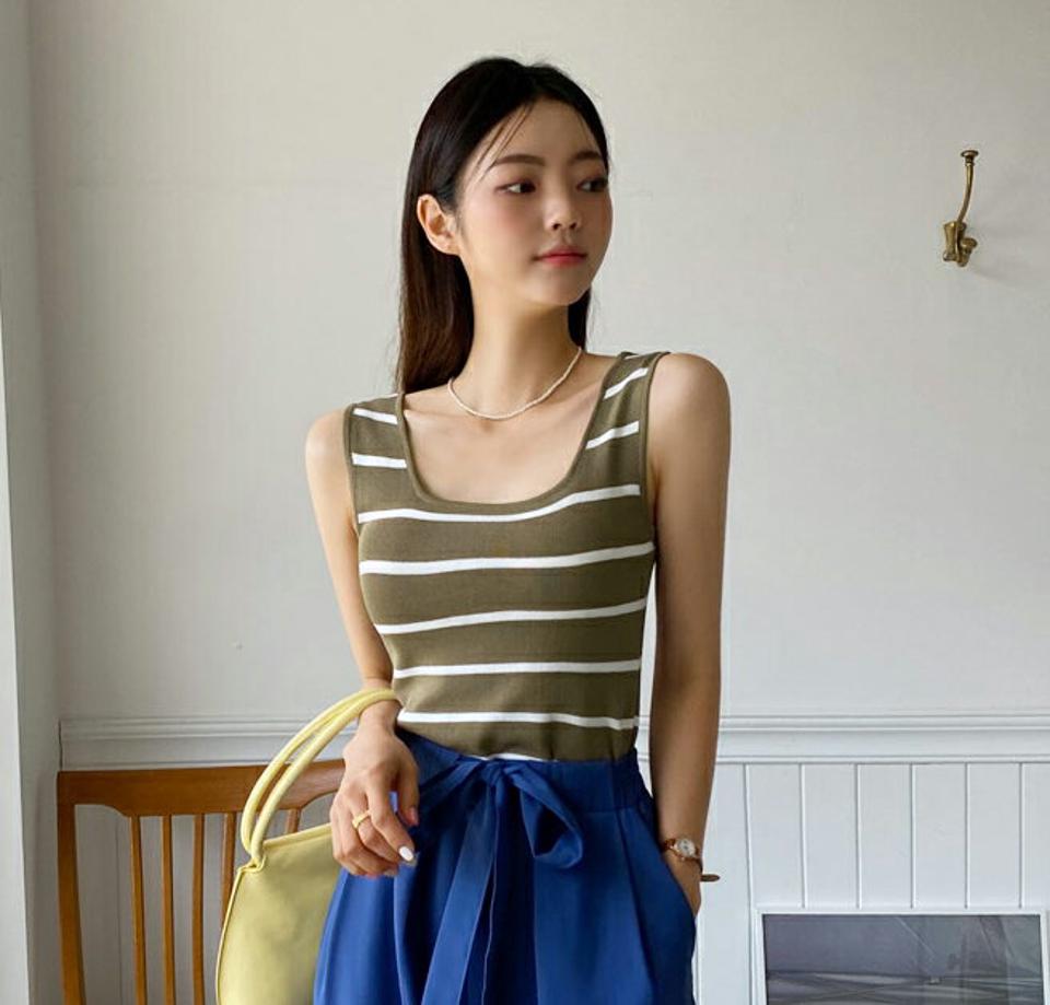 ボーダースリーブレス・全2色・b65399 レディース 【tops】韓国 ファッション トップス スリーブレス 上品 やわらかい スリム ボーダー パターン スクエアネック 首元 デコルテ 細身 コンパクト 大人 体型カーバー タイト 夏 春