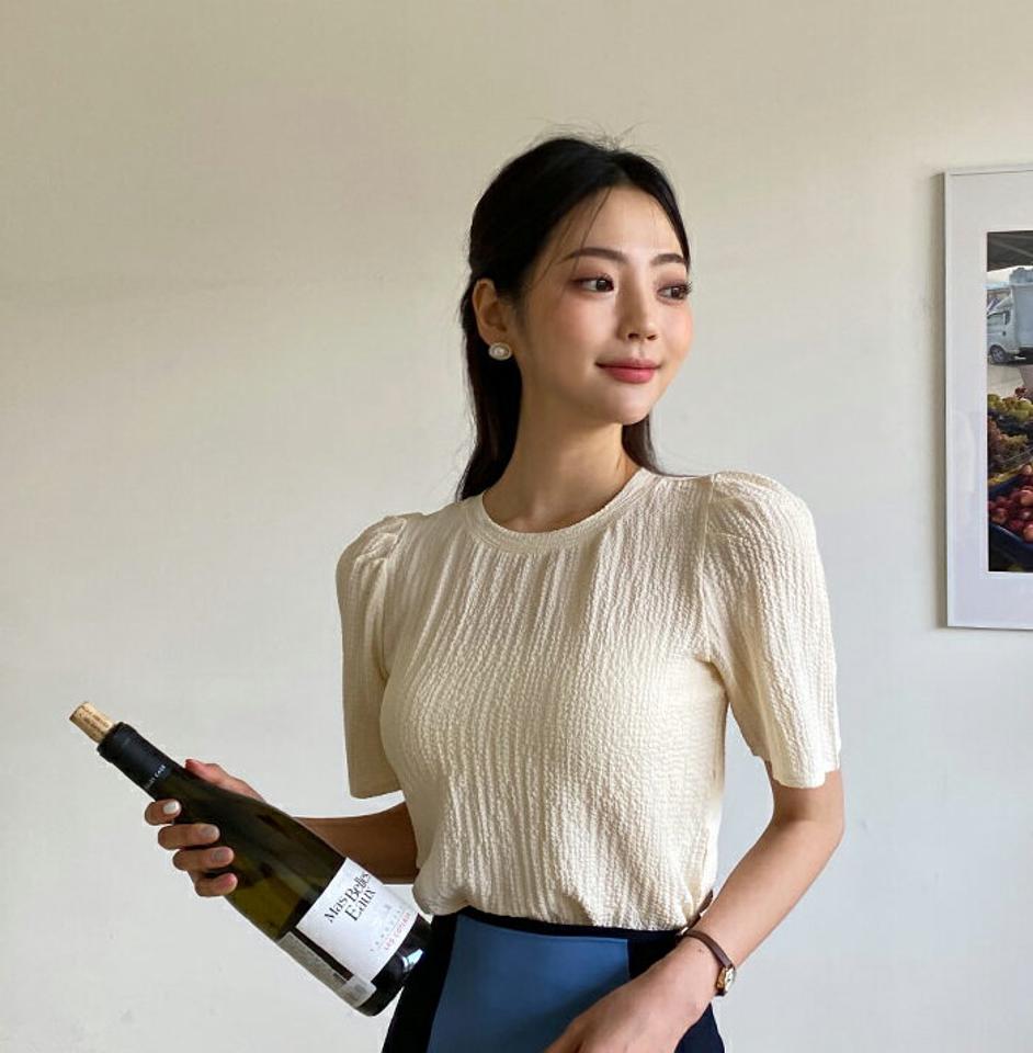 【10%OFF】ショルダーギャザーブラウス・全3色・b65431 レディース 【bl】韓国ファッション トップス ブラウス 半袖 大人 ウンドネック ギャザー リンクル ベーシック カジュアル フェミニン 無地 シンプル 夏 春 blsセール