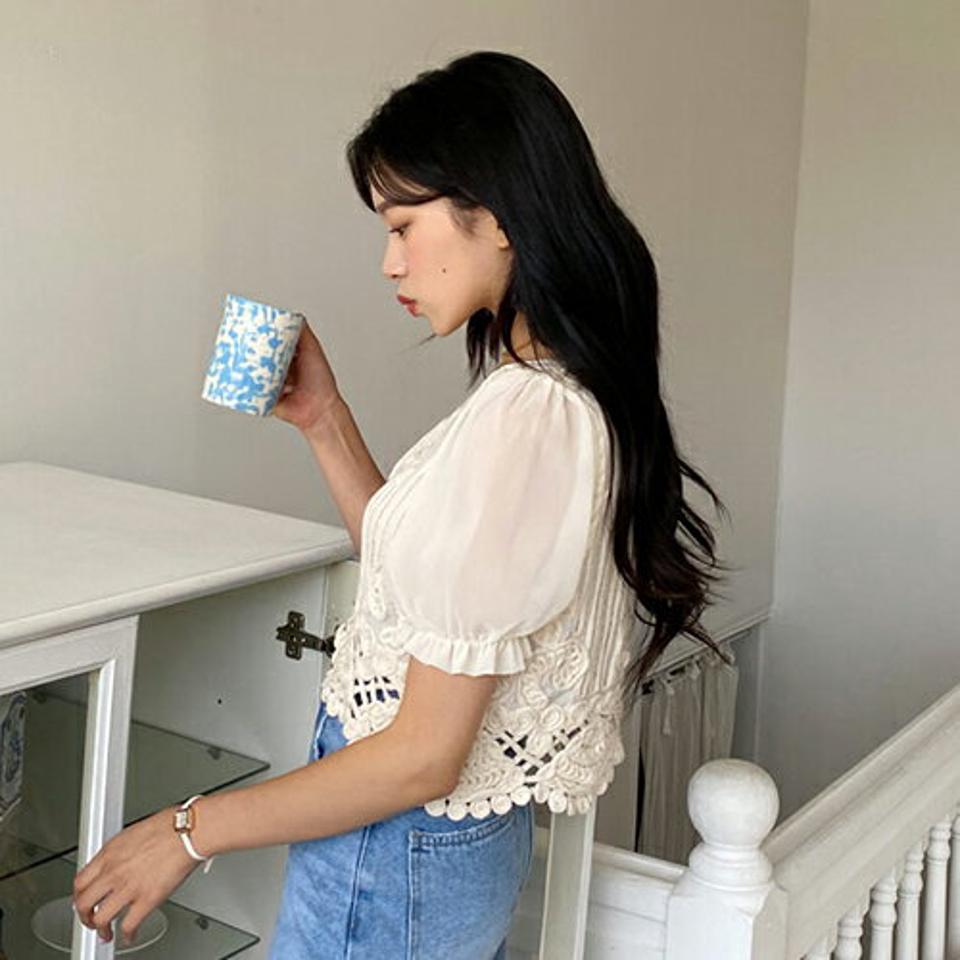 スクエアネックニットブラウス・全2色・t64543 レディース 【bl】韓国 ファッション トップス ブラウス 半袖 スクエアネック クロップド丈 異素材 ユニーク 花柄 フラワー ニット 体型カバー 細身 春 夏 NIJU