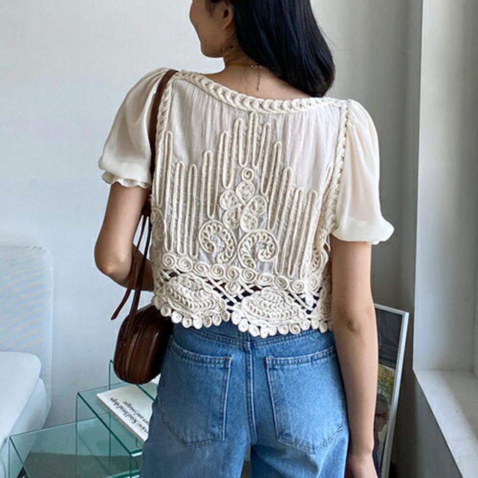 スクエアネックニットブラウス・全2色・t64543 レディース 【bl】韓国 ファッション トップス ブラウス 半袖 スクエアネック クロップド丈 異素材 ユニーク 花柄 フラワー ニット 体型カバー 細身 春 夏 NIJU