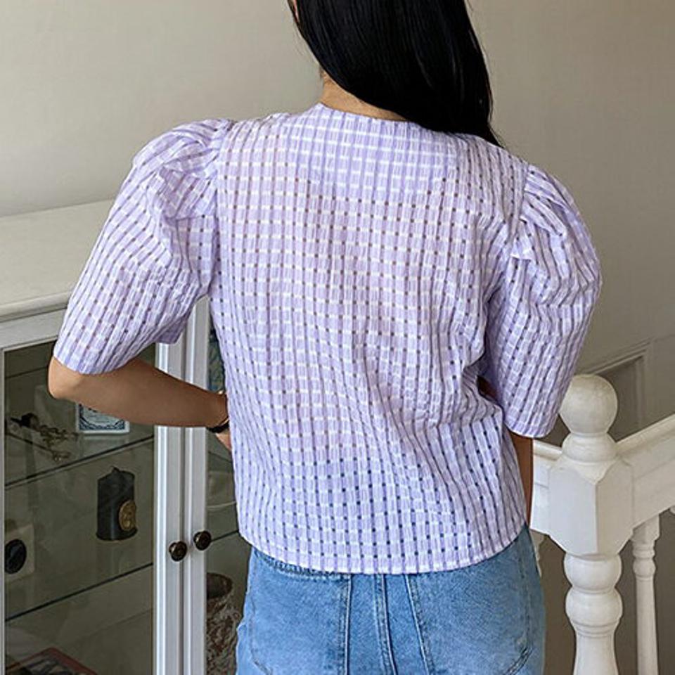 Vネックボタンブラウス・全3色・b64542 レディース 【bl】韓国 ファッション トップス ブラウス 半袖 Vネック ハーフ丈 ボリューム袖 ボタン チェック ルーズ ゆったり 体型カバー 細身 シンプル 春 夏 NIJU