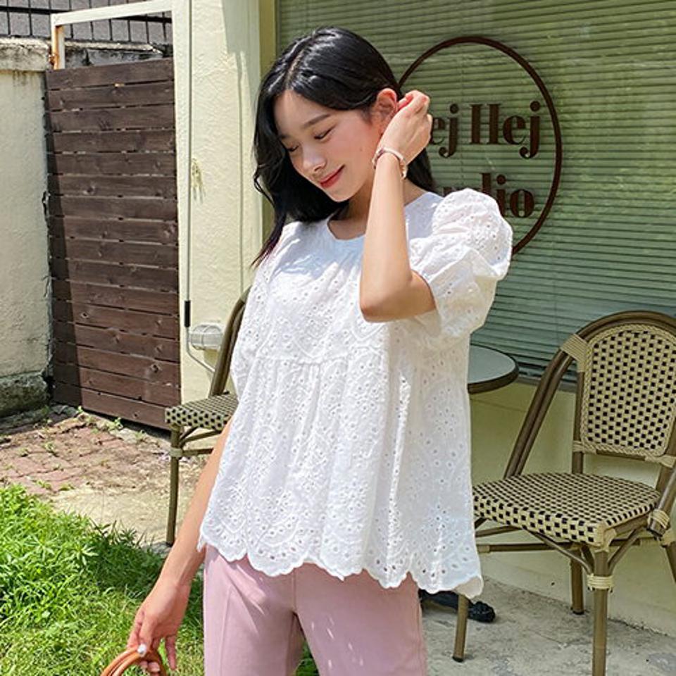 パンチングレースブラウス・全2色・t64540 レディース 【bl】韓国 ファッション トップス ブラウス 半袖 レース パンチング ラウンドネック フェミニン スカラップヘム ルーズ ゆったり 体型カバー 細身 シンプル 春 夏 NIJU