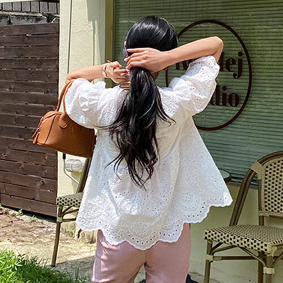 パンチングレースブラウス・全2色・t64540 レディース 【bl】韓国 ファッション トップス ブラウス 半袖 レース パンチング ラウンドネック フェミニン スカラップヘム ルーズ ゆったり 体型カバー 細身 シンプル 春 夏 NIJU
