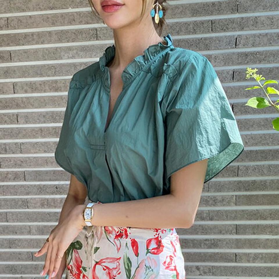 スリットネックフリルブラウス・全3色・b69378 レディース 【bl】トップス ブラウス フリルネック 半袖 スリットネック 単色 可愛い かわいい ギャザー バックシャン アンバランス 大人 春 夏 韓国 ファッション ハイホリHIHOLLI