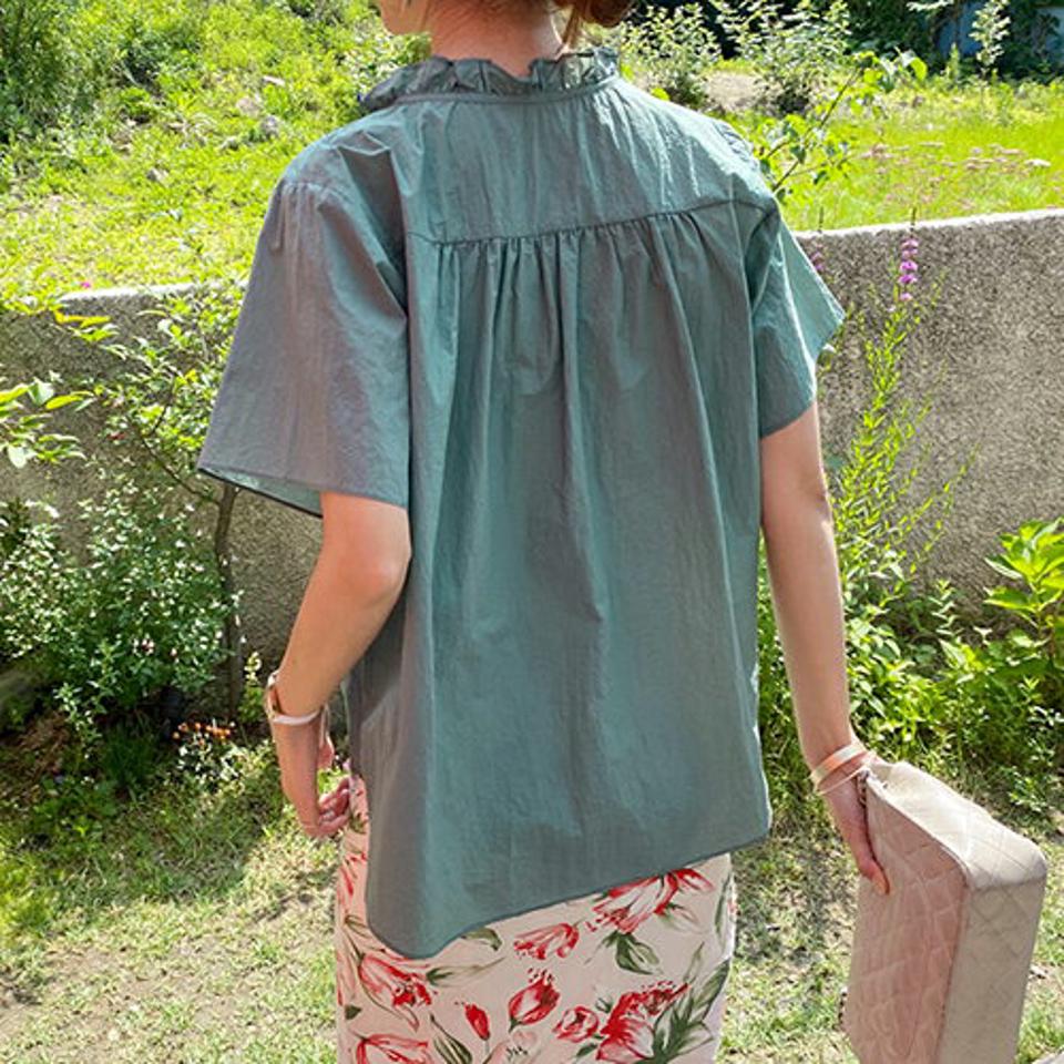 スリットネックフリルブラウス・全3色・b69378 レディース 【bl】トップス ブラウス フリルネック 半袖 スリットネック 単色 可愛い かわいい ギャザー バックシャン アンバランス 大人 春 夏 韓国 ファッション ハイホリHIHOLLI