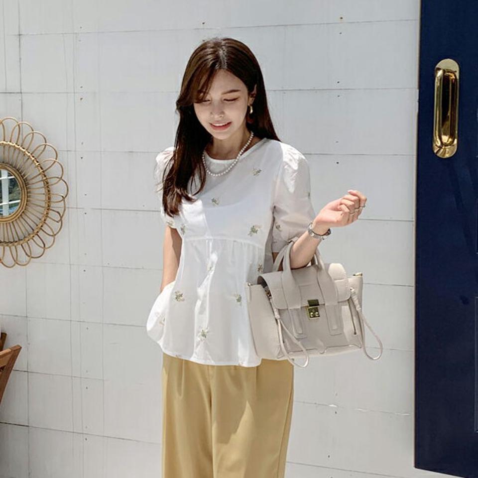 花柄刺繍フレアブラウス・全2色・b69334 レディース 【bl】トップス ブラウス 半袖 ハーフスリーブ 刺繍 花柄 フラワー 大人 可愛い かわいい 春 夏 韓国 ファッション ハイホリHIHOLLI