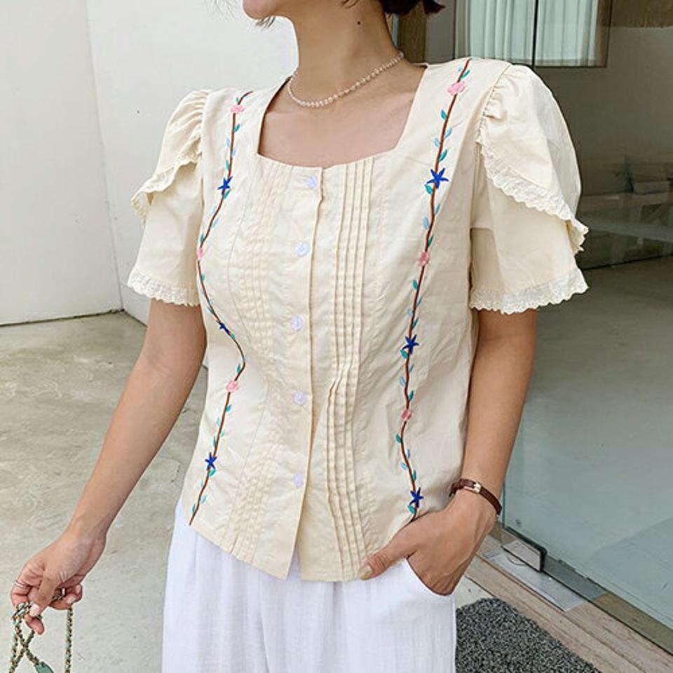 スクエア刺繍ボタンブラウス・全2色・b65630 レディース 【bl】韓国 ファッション トップス ブラウス 半袖 大人 刺繍 スクエアネック 花柄 フラワー パターン ピンタック レース ベーシック カジュアル フェミニン 夏 春