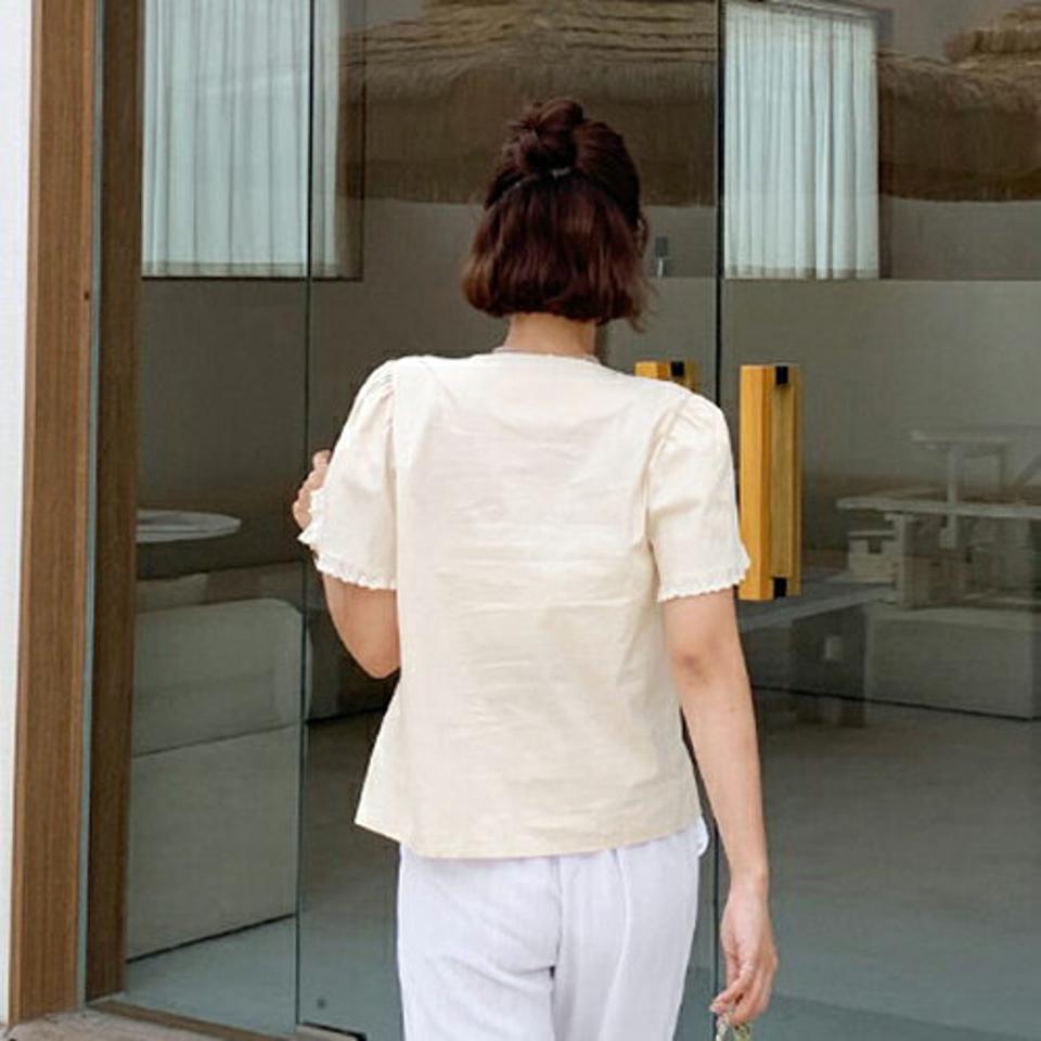 スクエア刺繍ボタンブラウス・全2色・b65630 レディース 【bl】韓国 ファッション トップス ブラウス 半袖 大人 刺繍 スクエアネック 花柄 フラワー パターン ピンタック レース ベーシック カジュアル フェミニン 夏 春