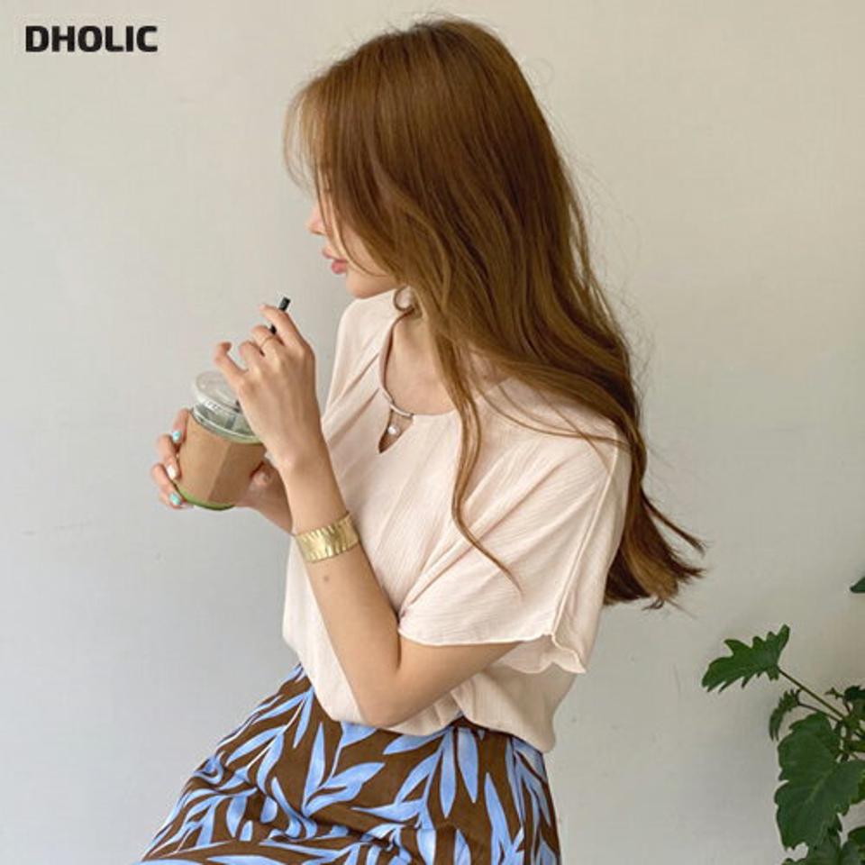 ネックスリットフェイクパールブラウス・全3色・t69397 レディース 【bl】トップス ブラウス 半袖 スリット パール 単色 無地 シンプル フェミニン タック 上品 大人 春 夏 韓国 ファッション ハイホリHIHOLLI