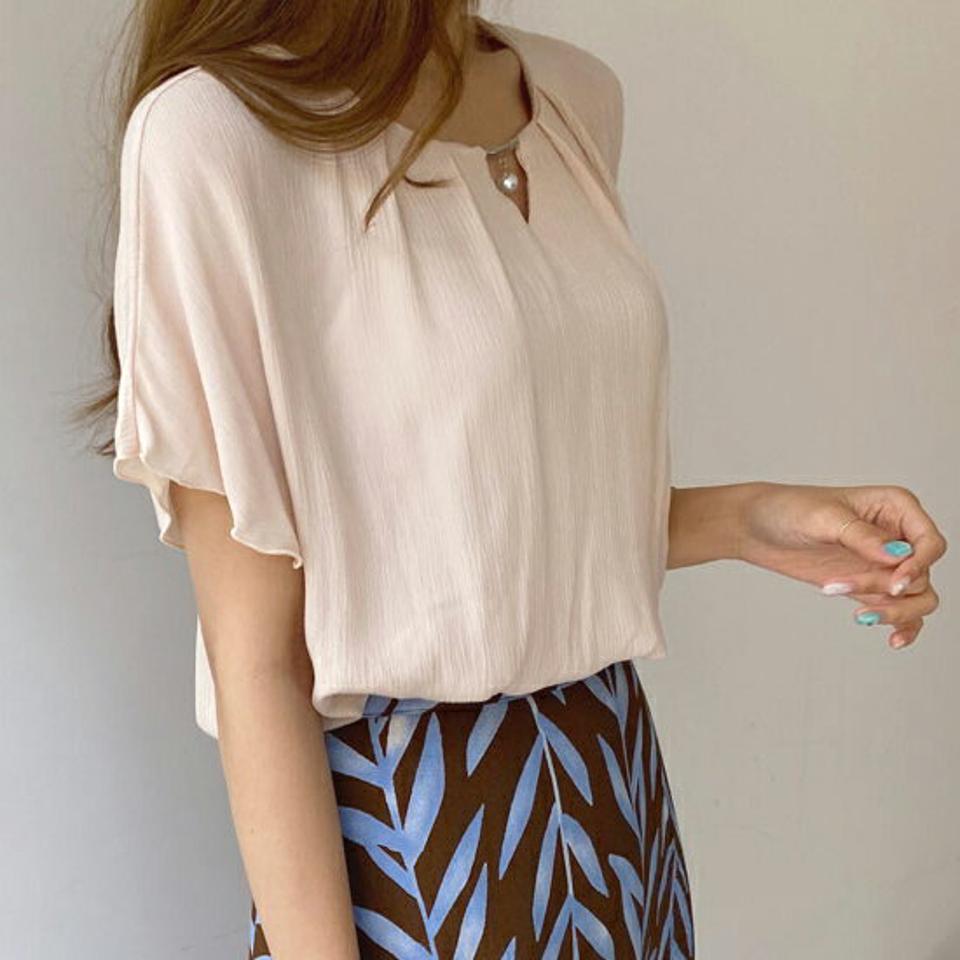 ネックスリットフェイクパールブラウス・全3色・t69397 レディース 【bl】トップス ブラウス 半袖 スリット パール 単色 無地 シンプル フェミニン タック 上品 大人 春 夏 韓国 ファッション ハイホリHIHOLLI
