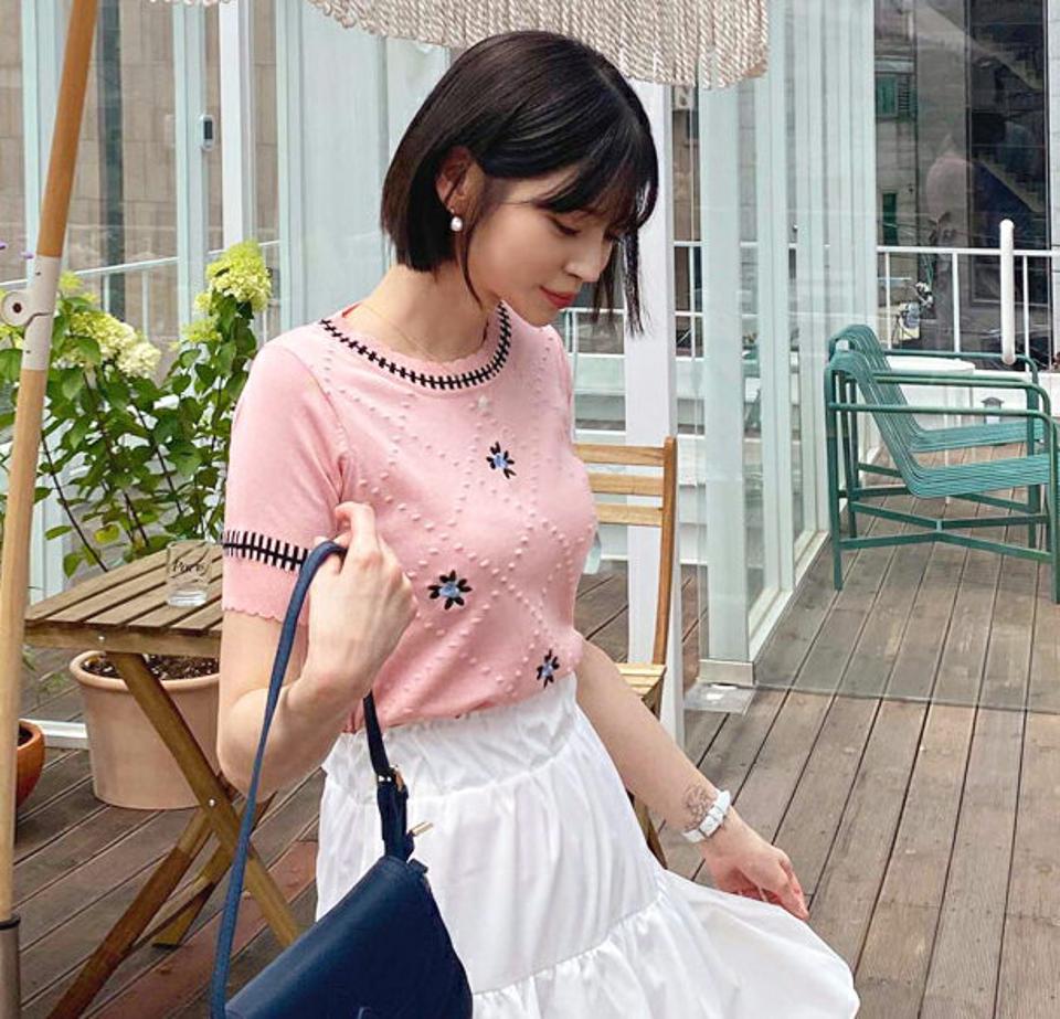 フラワー刺繍半袖ニット・全2色・b62489 レディース 【tops】韓国 ファッション トップス ニット 半袖 デイリー カジュアル 花柄 フラワー パターン 刺繍 スカラップ ショートスリーブ タイト フィット 細身 体型カーバー 夏 春