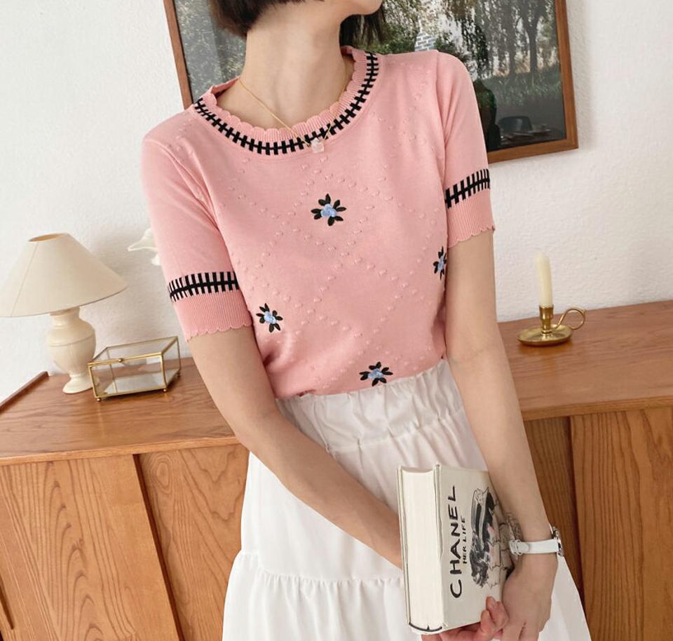 フラワー刺繍半袖ニット・全2色・b62489 レディース 【tops】韓国 ファッション トップス ニット 半袖 デイリー カジュアル 花柄 フラワー パターン 刺繍 スカラップ ショートスリーブ タイト フィット 細身 体型カーバー 夏 春