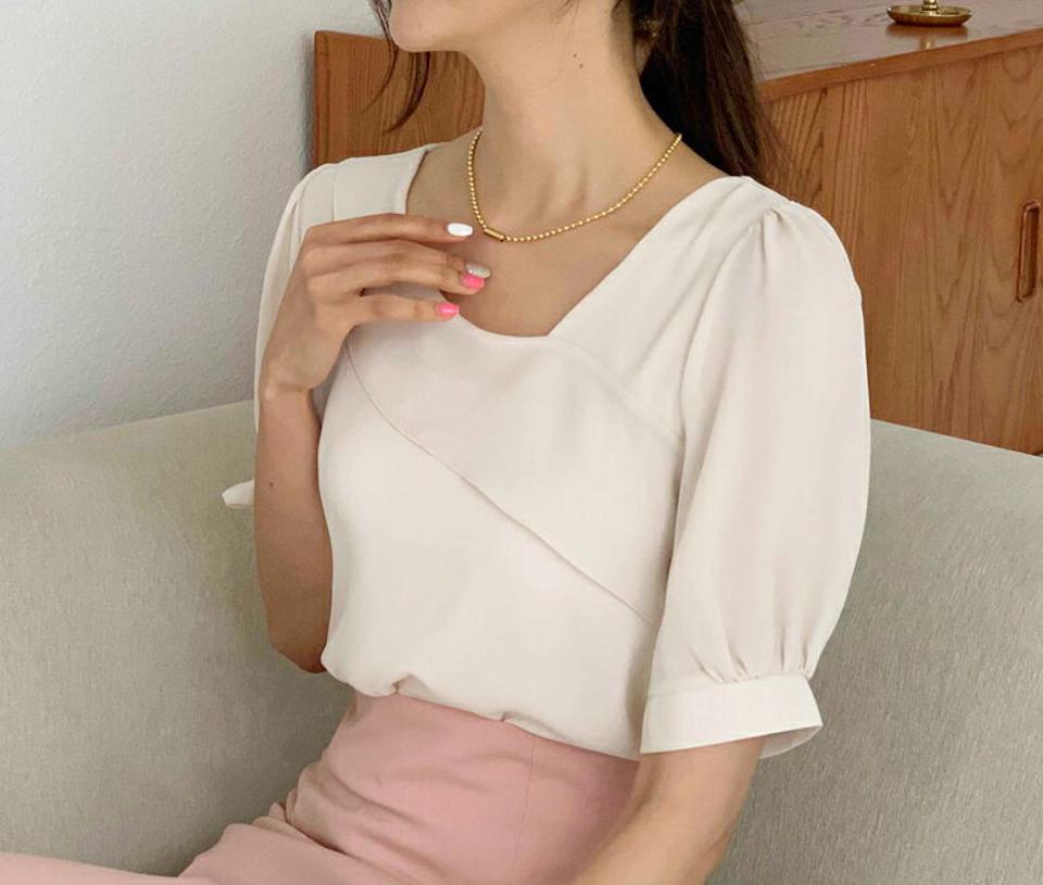 ダイアゴナルフリルブラウス・全3色・b62461 レディース 【bl】韓国 ファッション トップス ブラウス 半袖 大人 フリル ボリューム アンバランスネック ユニーク シフォン 無地 オフィスカジュアル カジュアル フェミニン 夏 春