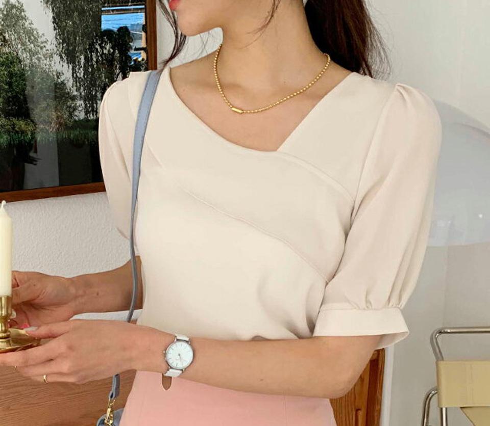 ダイアゴナルフリルブラウス・全3色・b62461 レディース 【bl】韓国 ファッション トップス ブラウス 半袖 大人 フリル ボリューム アンバランスネック ユニーク シフォン 無地 オフィスカジュアル カジュアル フェミニン 夏 春