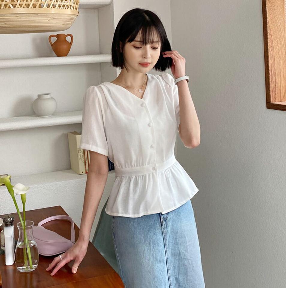フレアボタンブラウス・全2色・t62459 レディース 【bl】韓国 ファッション トップス ブラウス 半袖 大人 Vネック フレア ボタン Vネック デコルテ 無地 オフィスカジュアル カジュアル フェミニン 夏 春