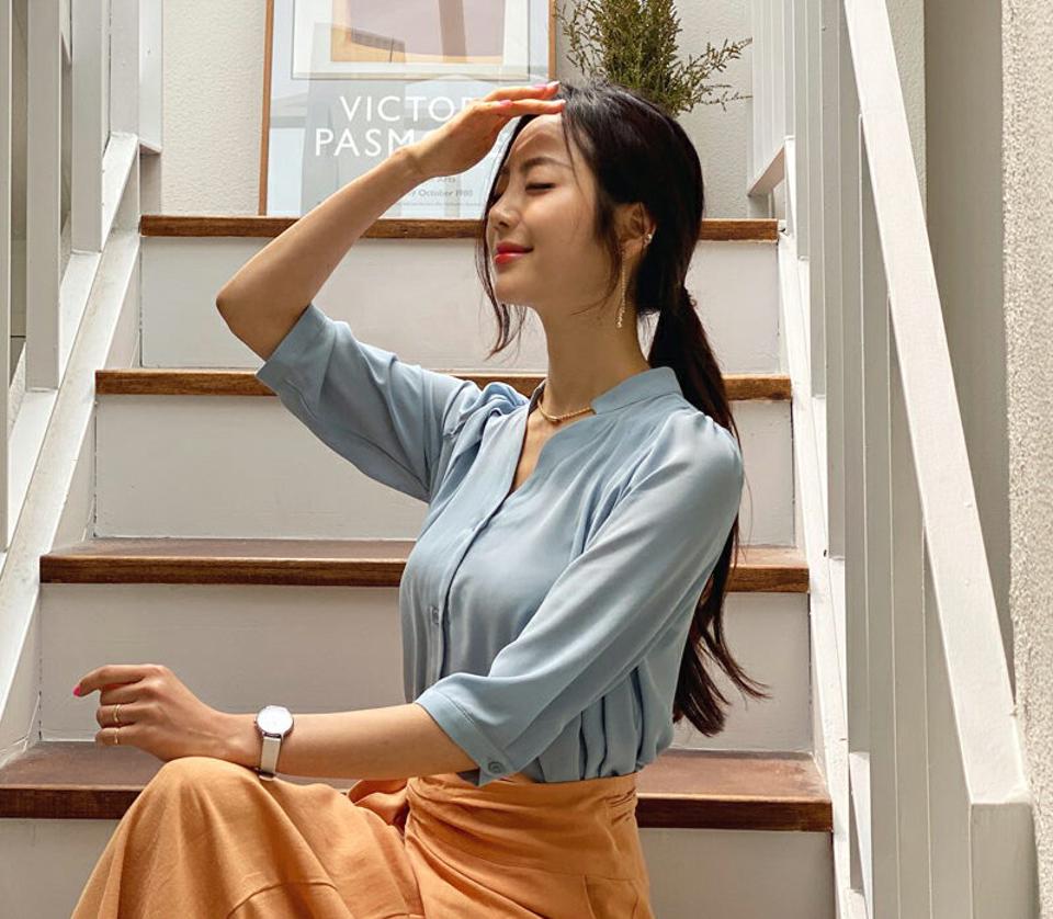 【スーパーセール特価】≪人気商品再入荷≫タックVネックブラウス・全4色・t62458 レディース 【bl】韓国ファッション トップス ブラウス 長袖 大人 Vネック ボタン 無地 フレア オフィスカジュアル カジュアル 水色 無地 フェミニン 夏 春