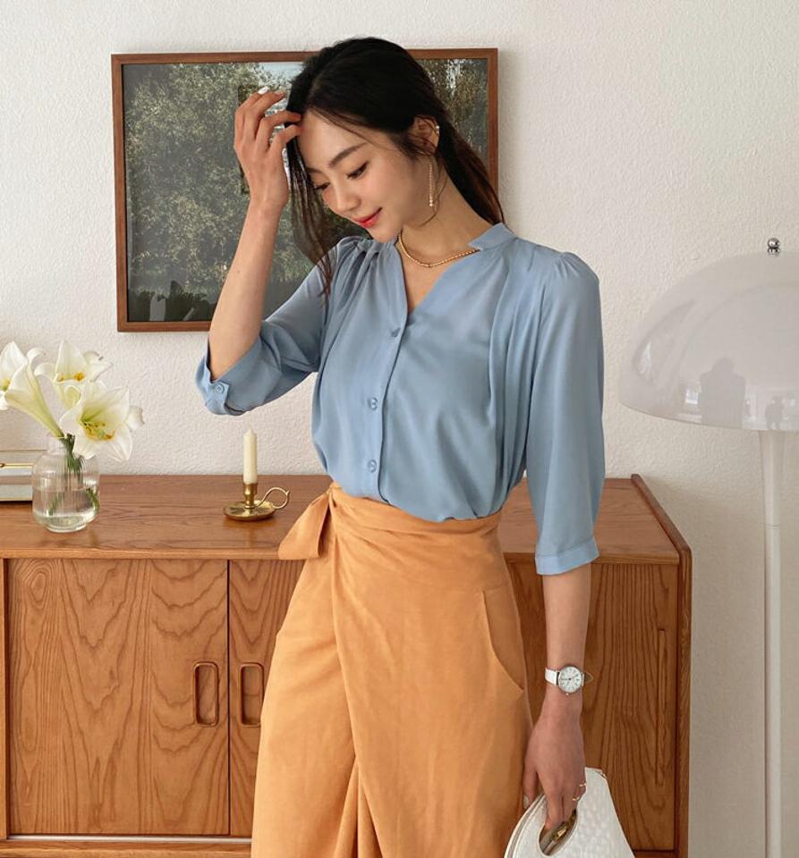 【スーパーセール特価】≪人気商品再入荷≫タックVネックブラウス・全4色・t62458 レディース 【bl】韓国ファッション トップス ブラウス 長袖 大人 Vネック ボタン 無地 フレア オフィスカジュアル カジュアル 水色 無地 フェミニン 夏 春