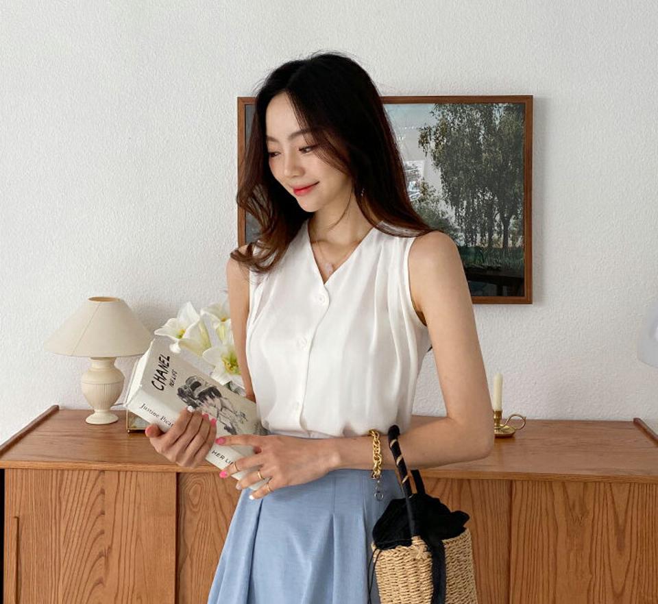 タックボタンスリーブレス・全2色・b62457 レディース 【tops】韓国ファッション トップス ブラウス ショルダータック スリーブレス ボタン リボン Vネック 上品 ノースリーブ 大人 カジュアル 無地 フェミニン 夏 春