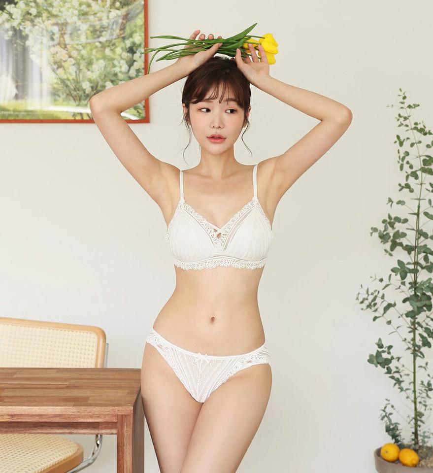 クロス三角ブラ&ショーツSET・全3色・d44772 レディース 【uw】韓国 ファッション アンダーウェア ランジェリー 下着 セット ブラジャー ブラ ショーツ パンツ 大人 ボリューム クロス セクシー ノンワイヤー ジグザグ ウェーブレース レース 夏 春