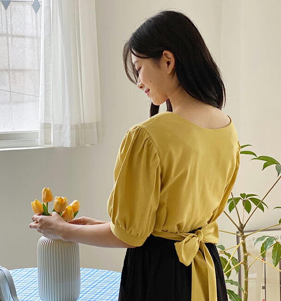 Vネックバックリボンブラウス・全2色・t00307 レディース 【bl】韓国 ファッション トップス ブラウス 半袖 ラブリー Vネック リボン バッグリボン ギャザー パフスリーブ 体型カバー 細身 シンプル ガーリー 春 夏 NIJU
