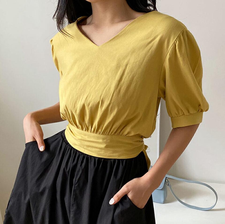 Vネックバックリボンブラウス・全2色・t00307 レディース 【bl】韓国 ファッション トップス ブラウス 半袖 ラブリー Vネック リボン バッグリボン ギャザー パフスリーブ 体型カバー 細身 シンプル ガーリー 春 夏 NIJU