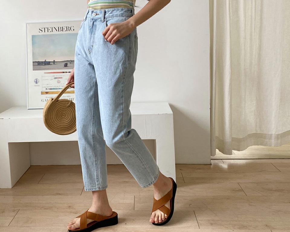 ライトブルースリットデニムパンツ・全1色・t00320 レディース 【pt】韓国ファッション ボトムス パンツ ロング ロングパンツ デニムパンツ ベーシック テーパード スリット ハイウエスト デイリー 細身 体型カバー フィット タイト 春 夏 NIJU