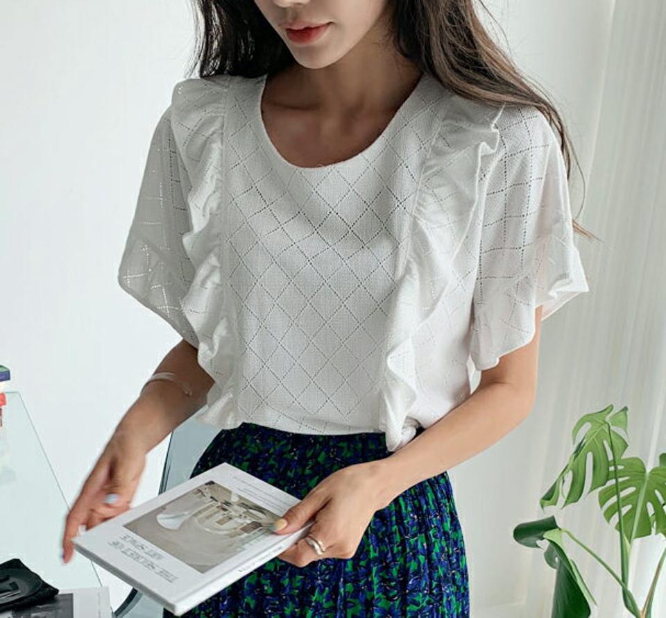 ダイアパンチングフリルブラウス・全3色・b64308 レディース 【bl】韓国 ファッション トップス ブラウス 半袖 大人 フリル ラウンドネック ダイアモンド パターン パンチング カジュアル フェミニン 夏 春