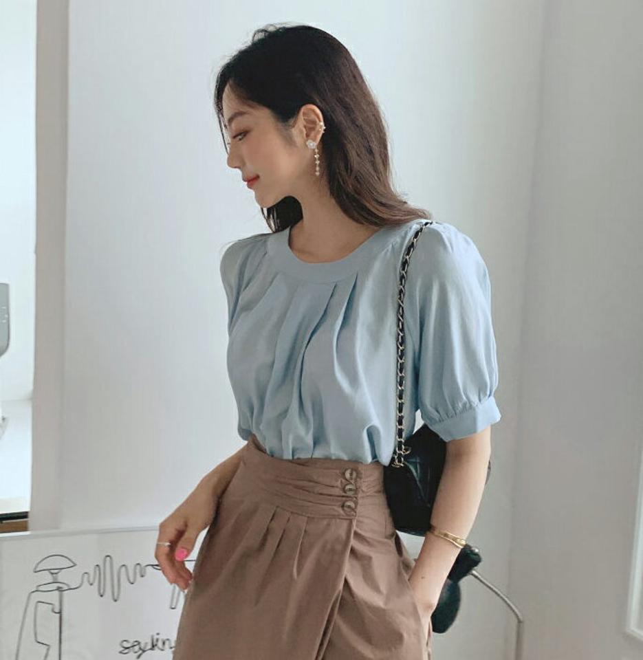 ラウンドパフブラウス・全4色・b64310 レディース 【bl】韓国 ファッション トップス ブラウス 半袖 大人 フェミニン ラウンドネック パフスリーブ シルキー 光沢 フレア カジュアル 夏 春