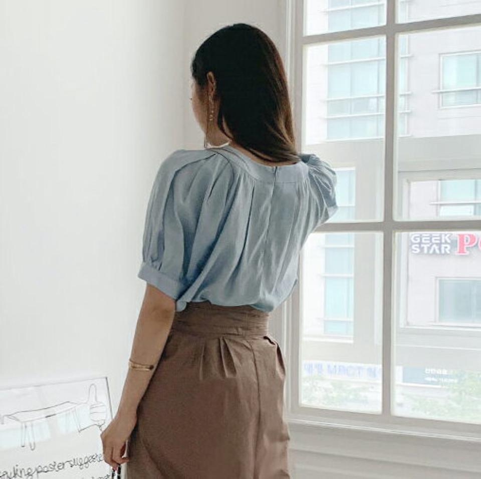 ラウンドパフブラウス・全4色・b64310 レディース 【bl】韓国 ファッション トップス ブラウス 半袖 大人 フェミニン ラウンドネック パフスリーブ シルキー 光沢 フレア カジュアル 夏 春