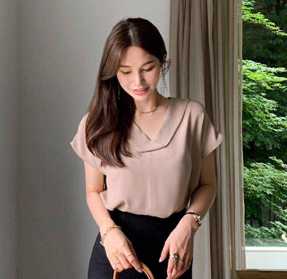 ディテールVネックブラウス・全3色・t00118 レディース 【bl】トップス ブラウス ショートスリーブ 半袖 Vネック 上品 大人 単色 無地 シンプル きれいめ デート オフィスカジュアル 春 夏 韓国ファッション ハイホリHIHOLLI